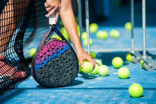 Padelrack och padelboll.