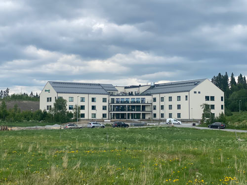 Samhällsfastighet med park utanför.